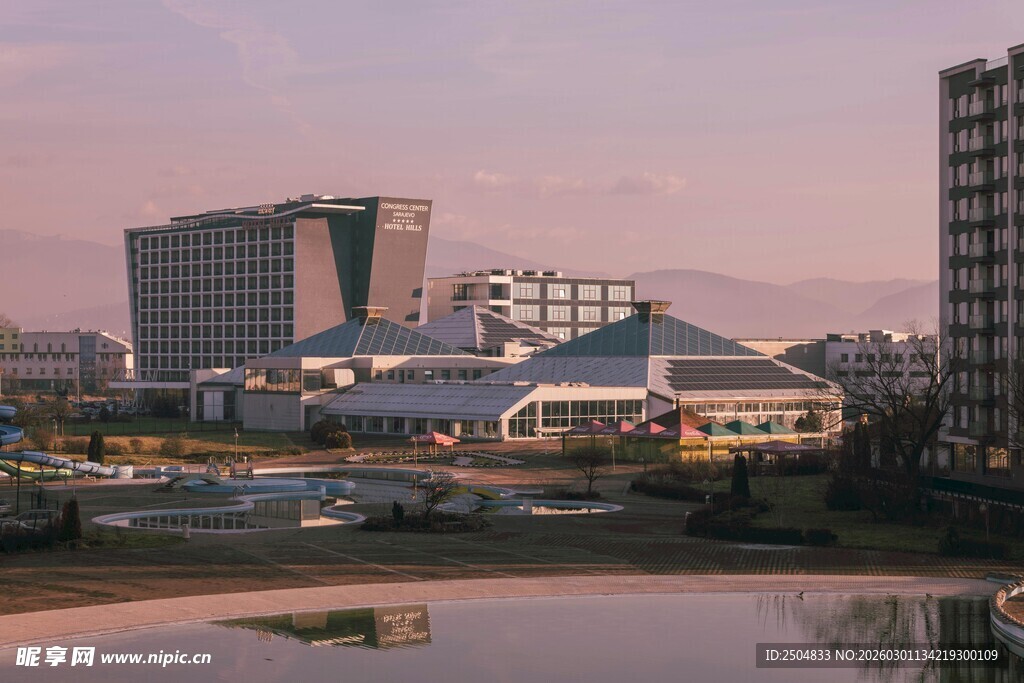 城市湖畔建筑群景观