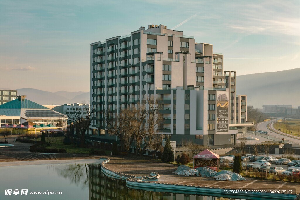 河畔现代多层建筑景观