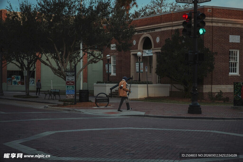 黄昏街头的行人与建筑