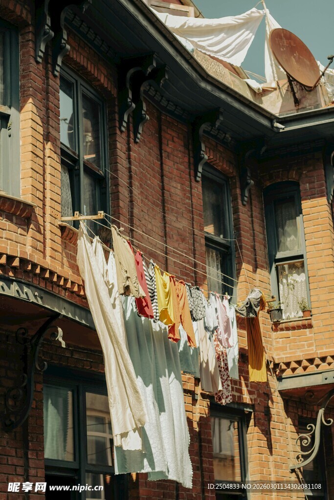 楼外晾晒的多彩衣物