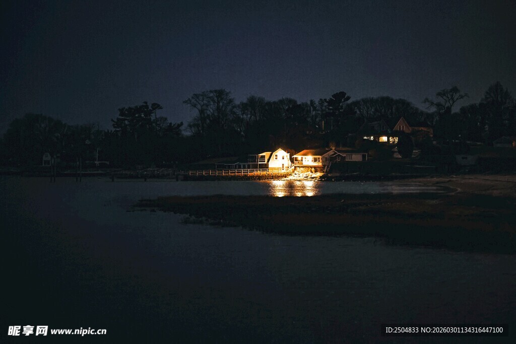 夜晚湖面上的璀璨灯光