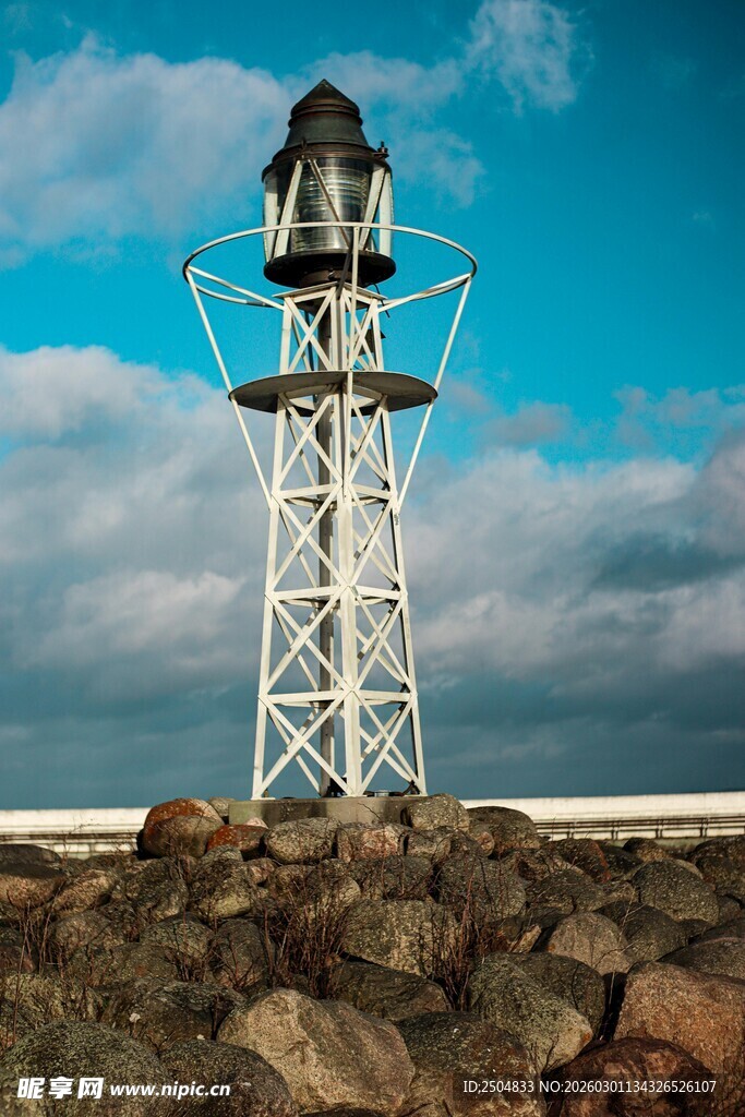 海边灯塔屹立于礁石之上