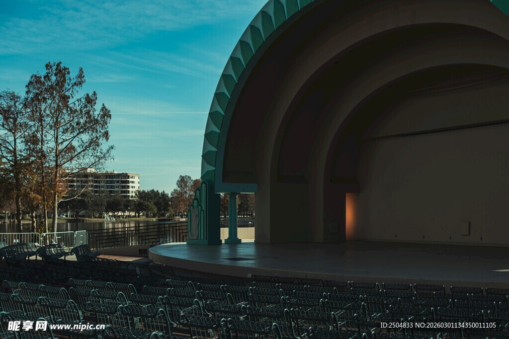 现代建筑与周边景致