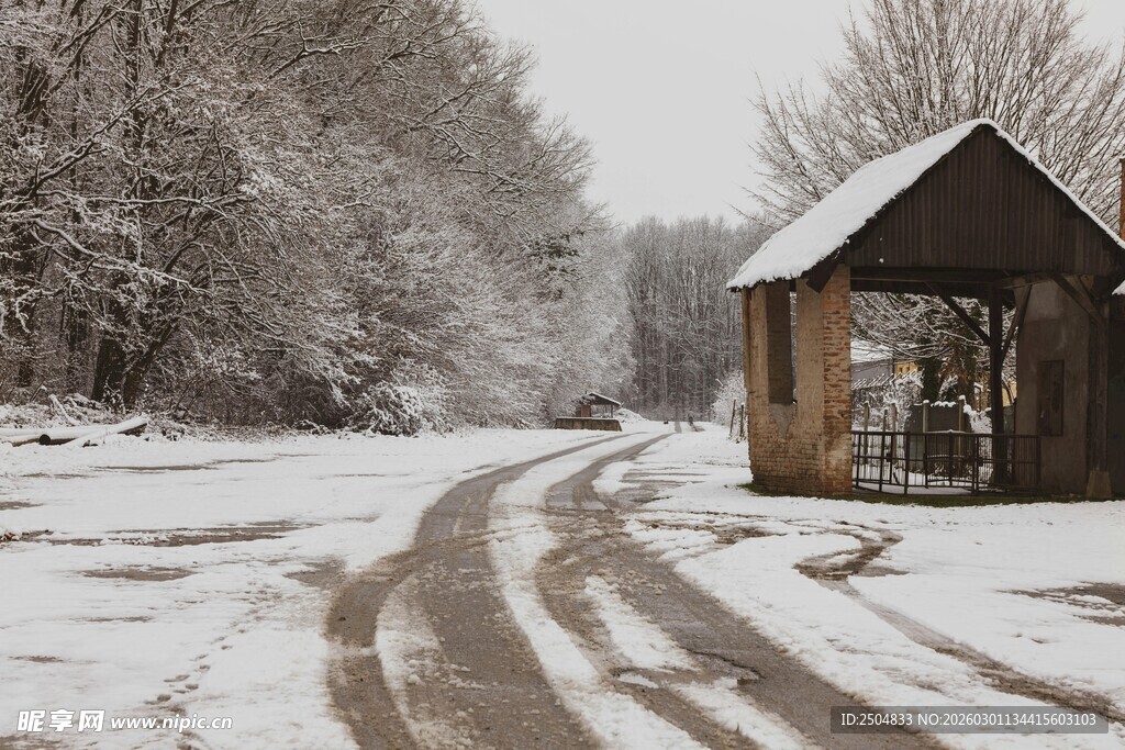雪中小屋与蜿蜒雪路
