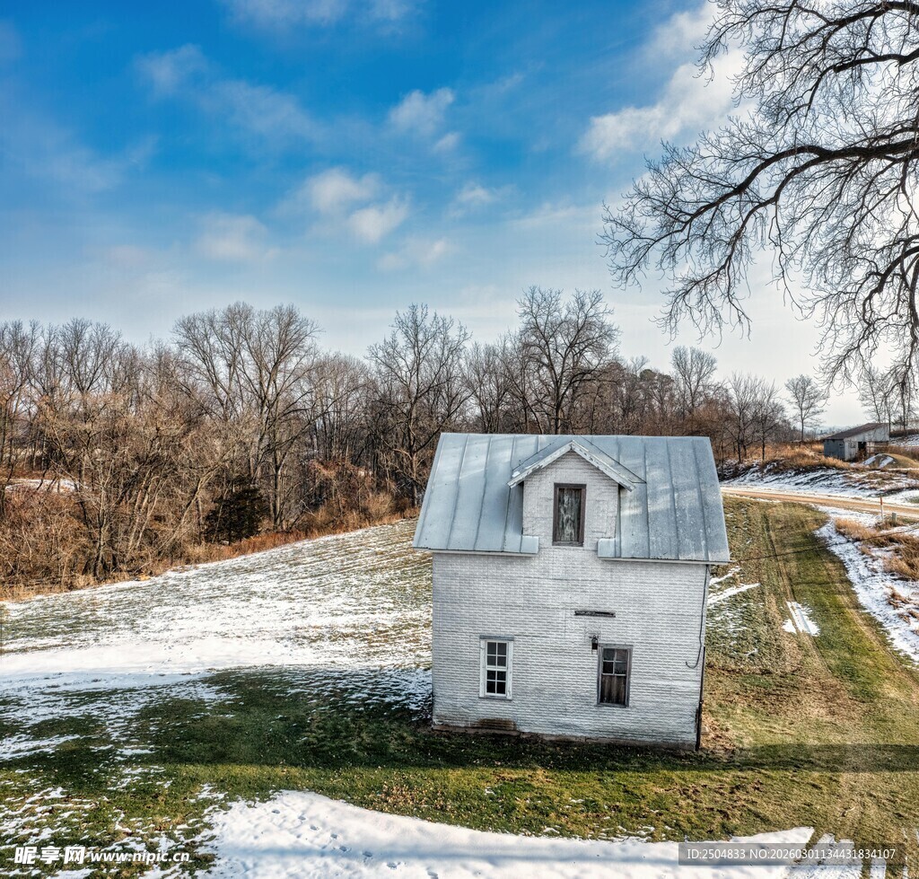 冬日雪覆的乡间小屋