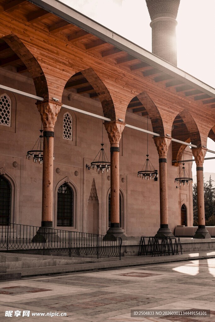 古老拱形建筑的庄严景致