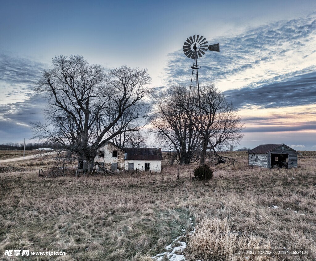 乡村旷野中的风车与房屋