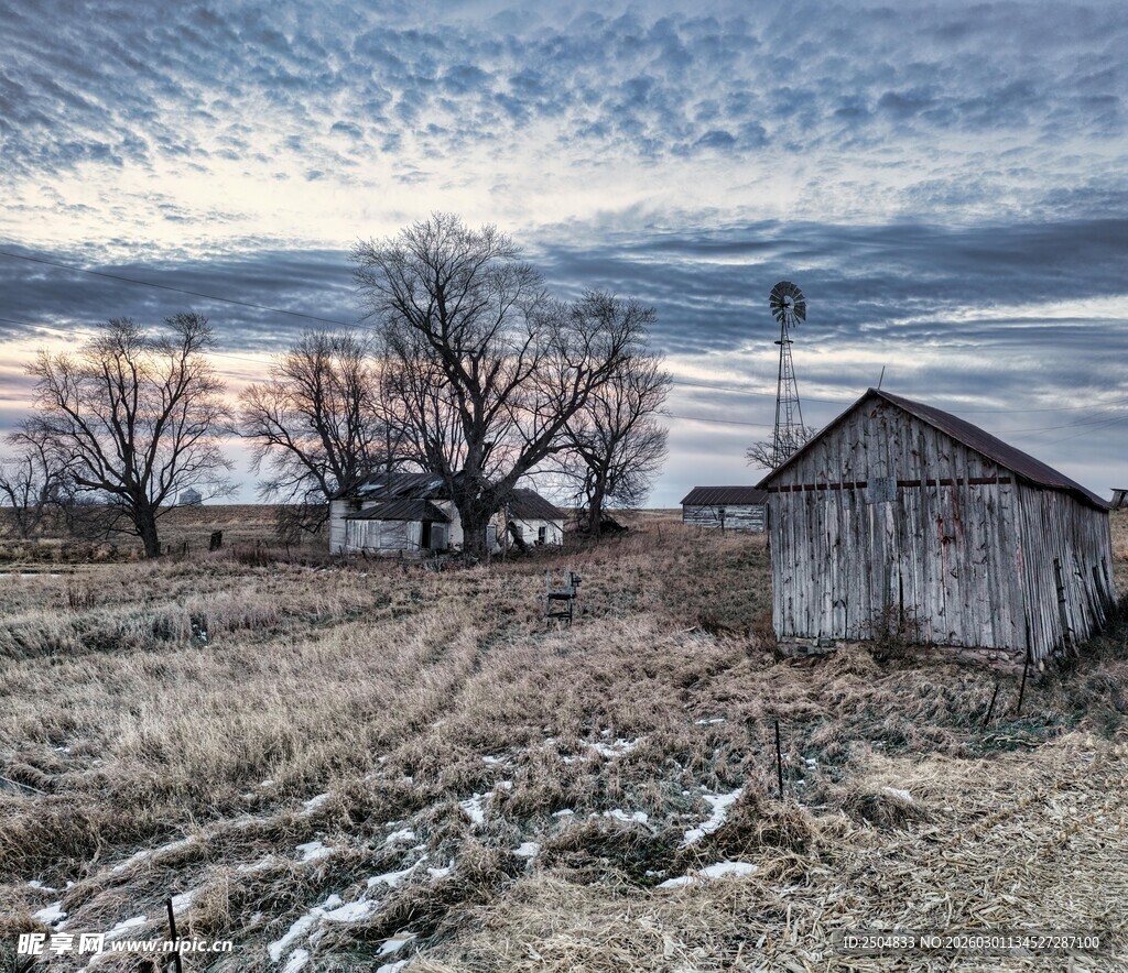 乡村小屋的静谧冬日景象