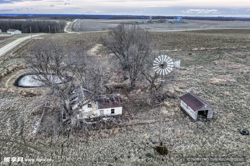 乡村废弃房屋鸟瞰景象