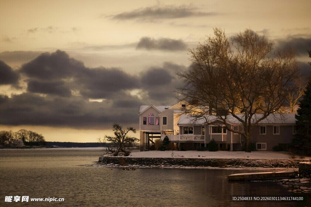 湖畔黄昏景色 静谧小屋