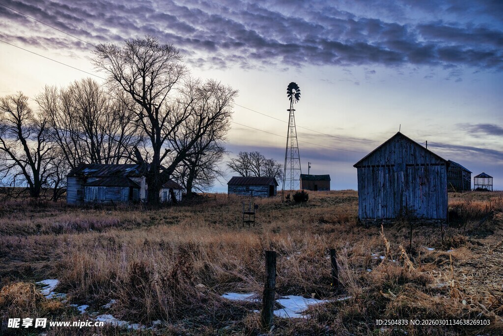 乡村黄昏下的静谧农舍