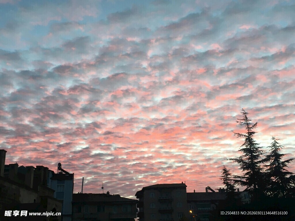 城市上空绚烂的晚霞美景