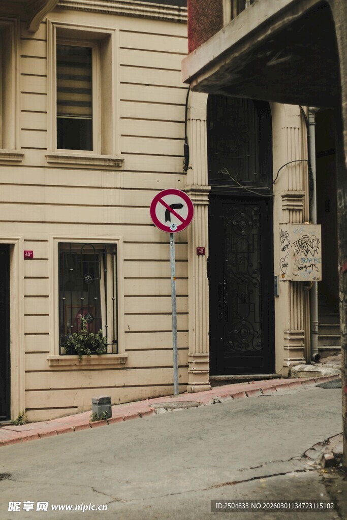 狭窄街道旁的建筑与标志