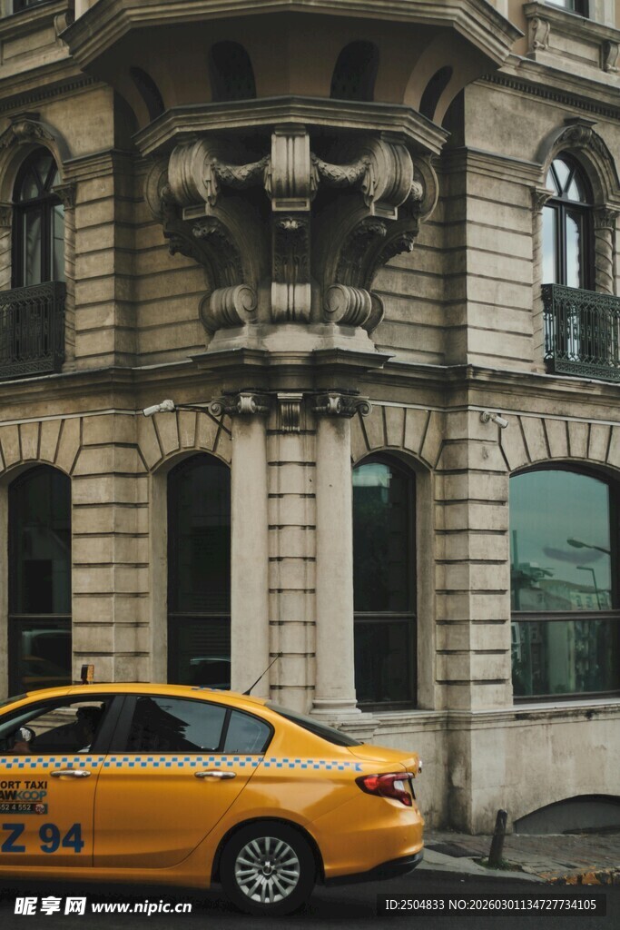 城市街道旁的复古建筑与出租车