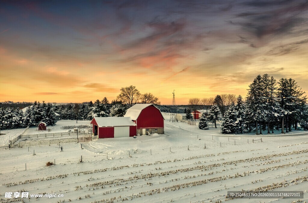 冬日雪野中的红色农舍