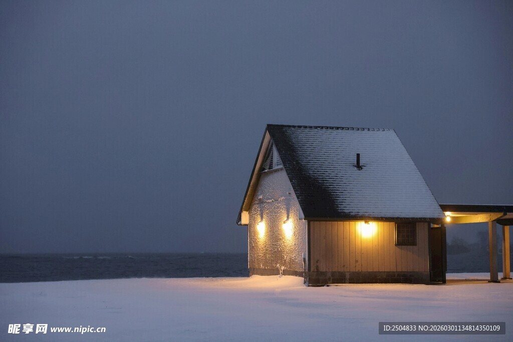 雪夜中亮灯的温馨小屋