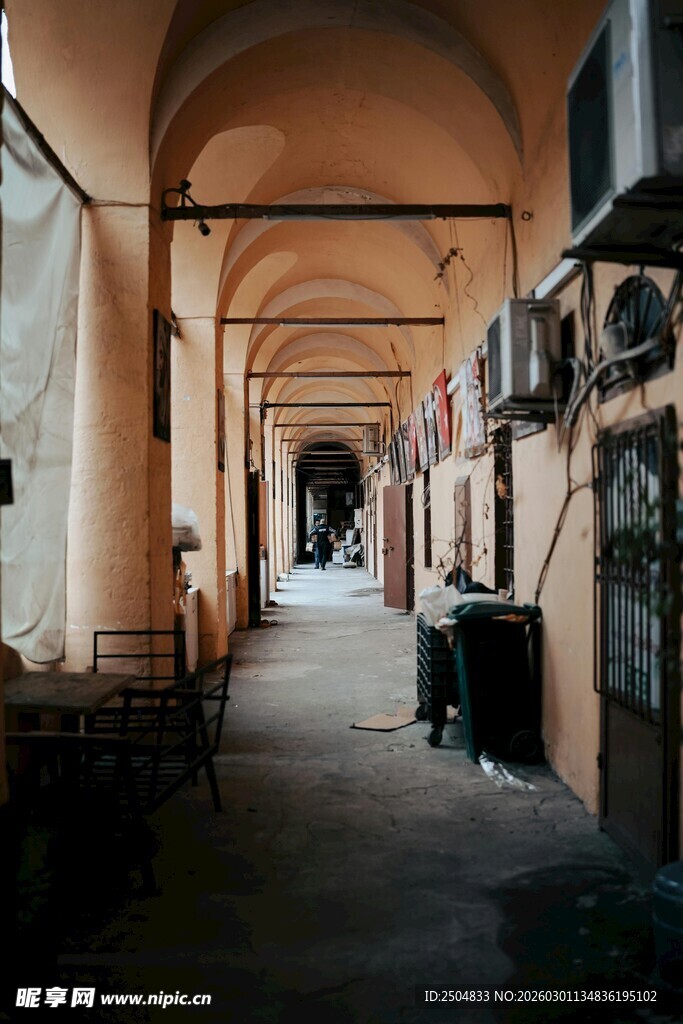 古老拱形走廊内景