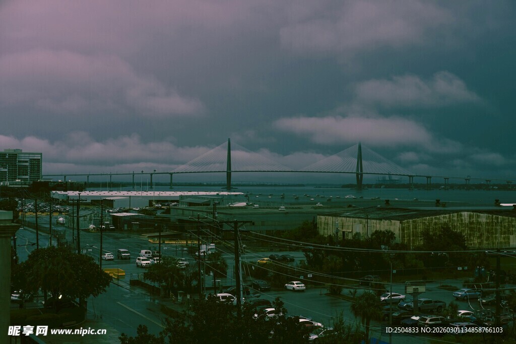 城市暮色下的停车场景观