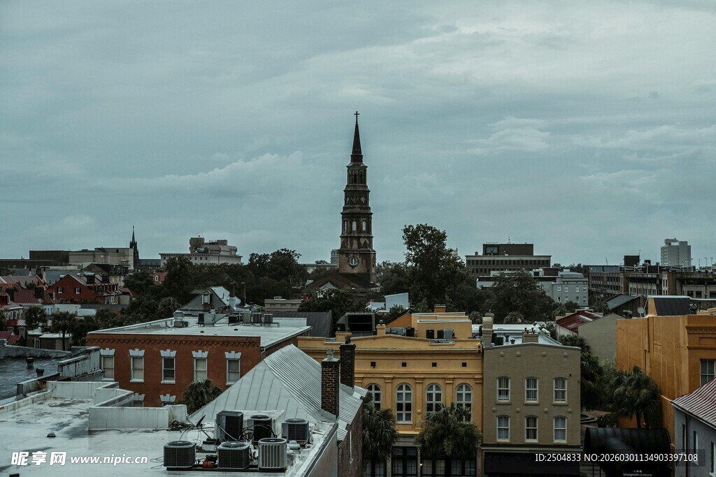 冬日城市尖顶建筑景观
