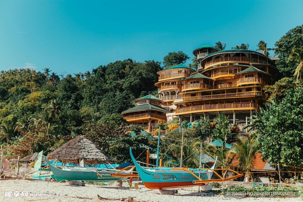 海边奇幻树屋与多彩船只