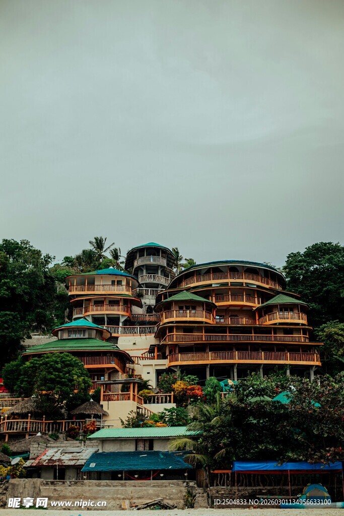 色彩斑斓的多层建筑景观