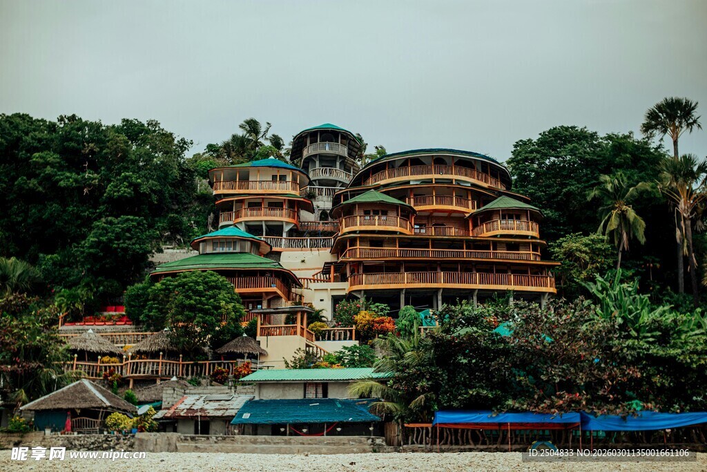 山间多彩庙宇建筑群