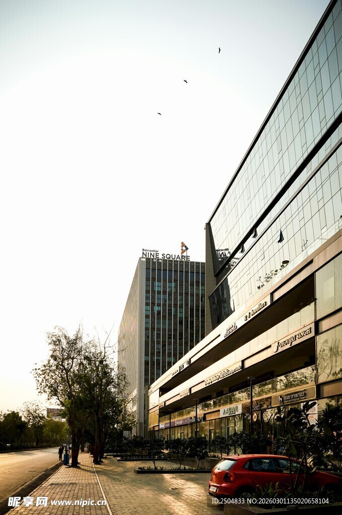 城市街道旁的现代建筑景观