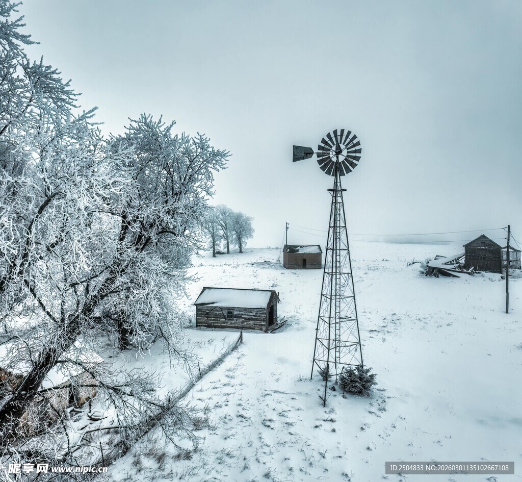 雪后田野中的老式风车