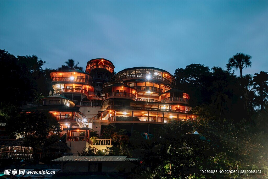 山间夜景别墅灯火璀璨