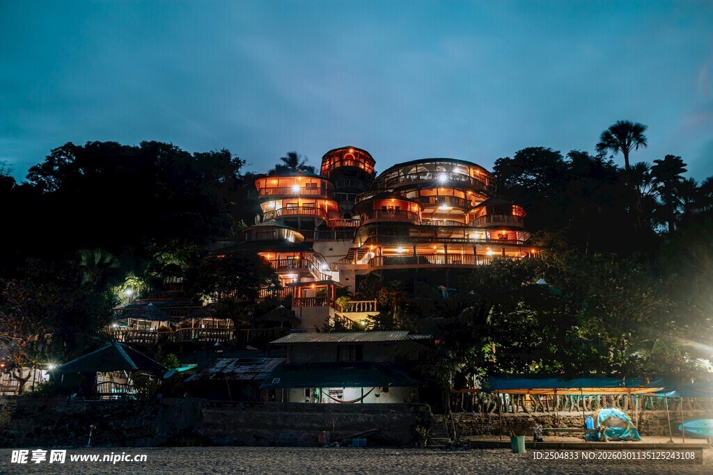 夜幕下的绚丽多层建筑