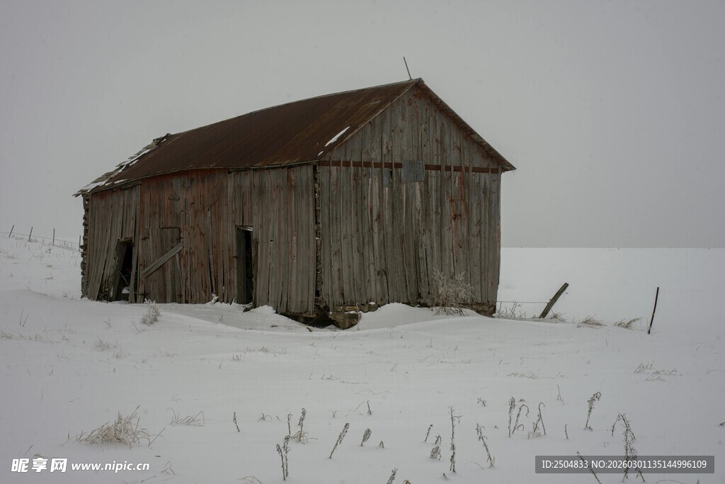 雪野中的老旧木屋
