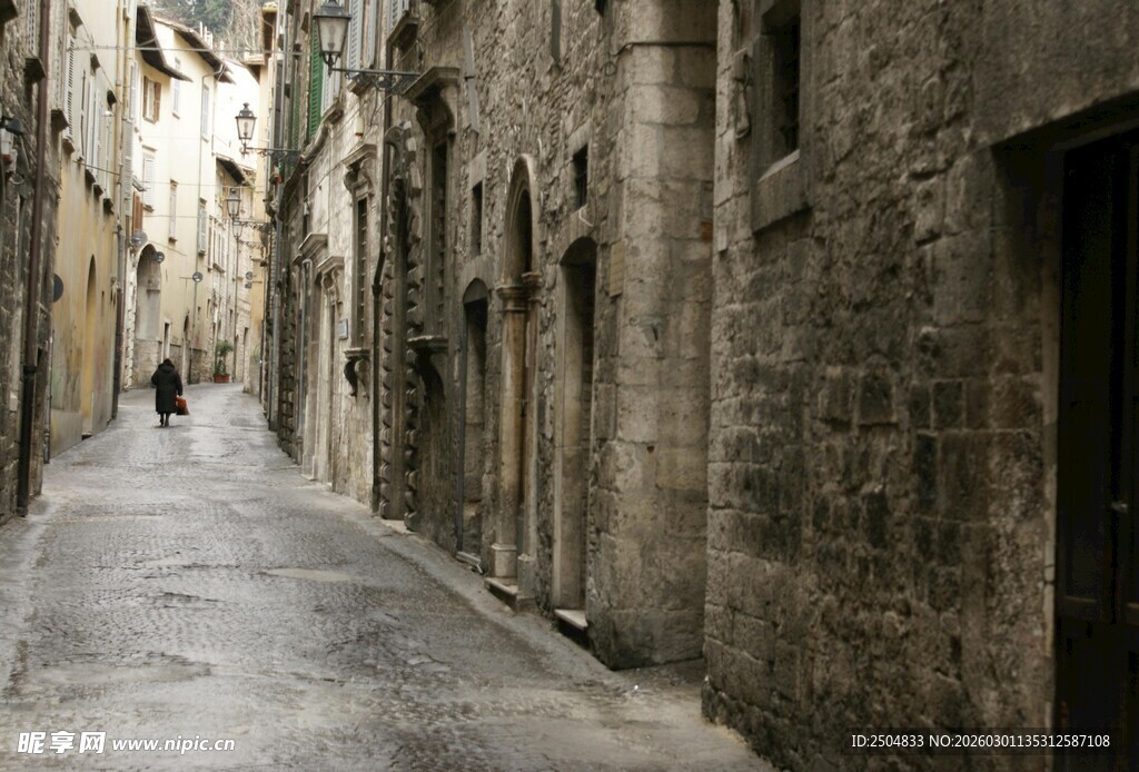 古老狭窄的石砌小巷