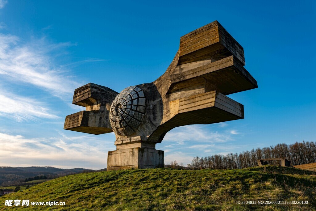 草原上的独特雕塑