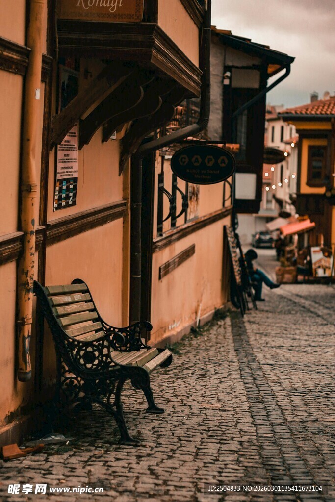古朴街道旁的长椅