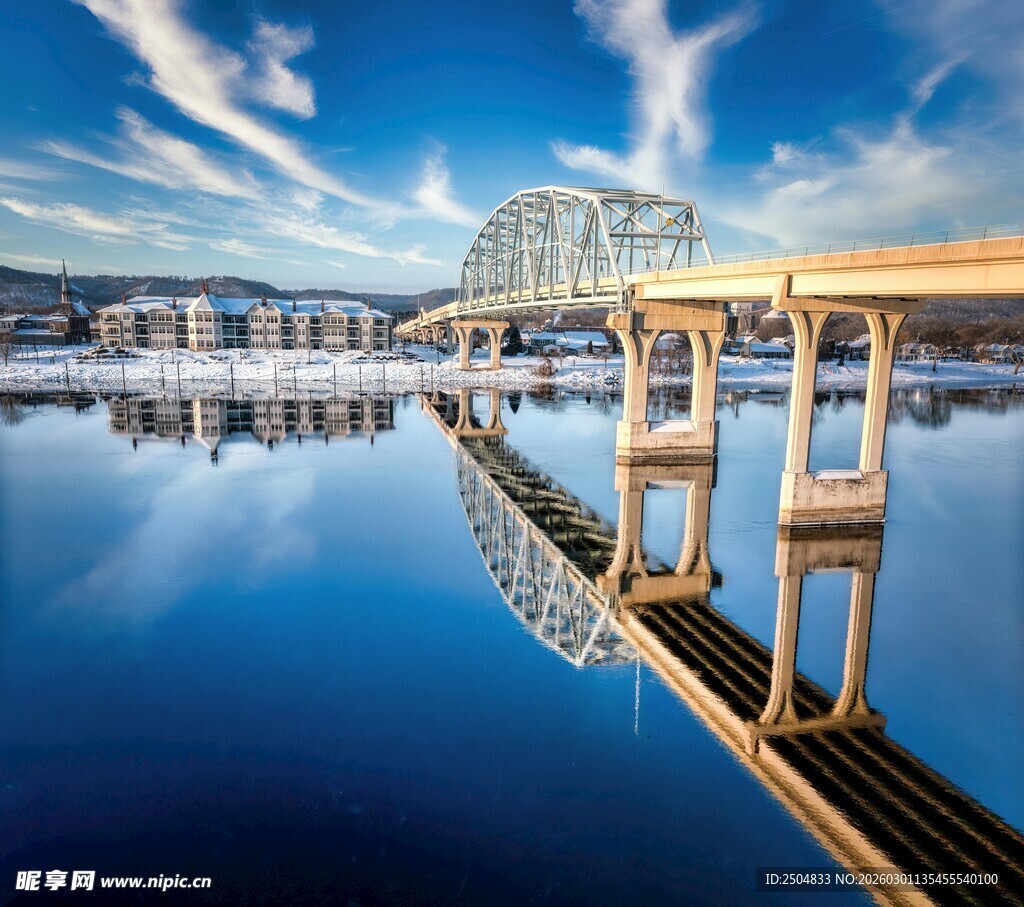 宁静水面上的桥梁美景