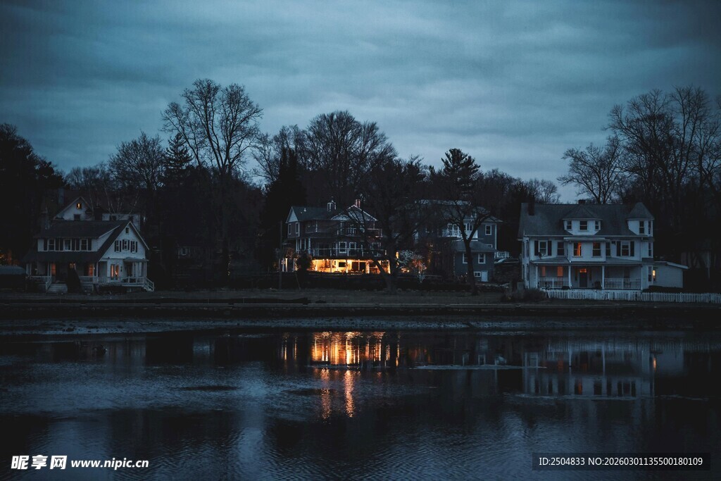 湖畔夜色中的温馨灯火