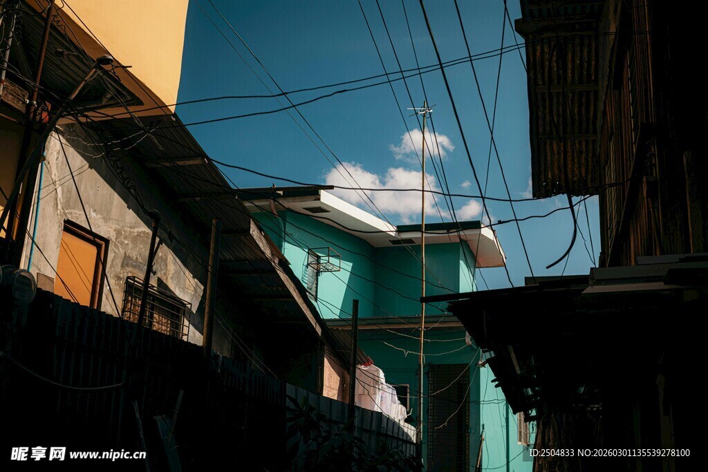 狭窄小巷中的多彩建筑