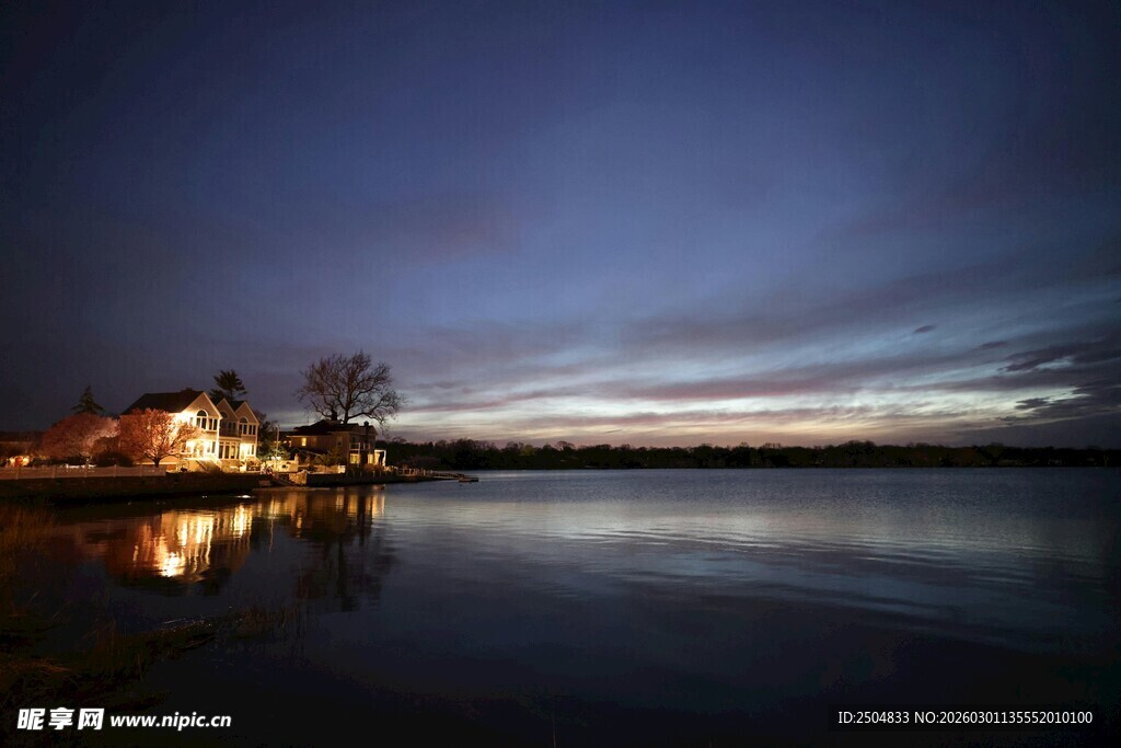 湖畔夜景 静谧灯光倒影