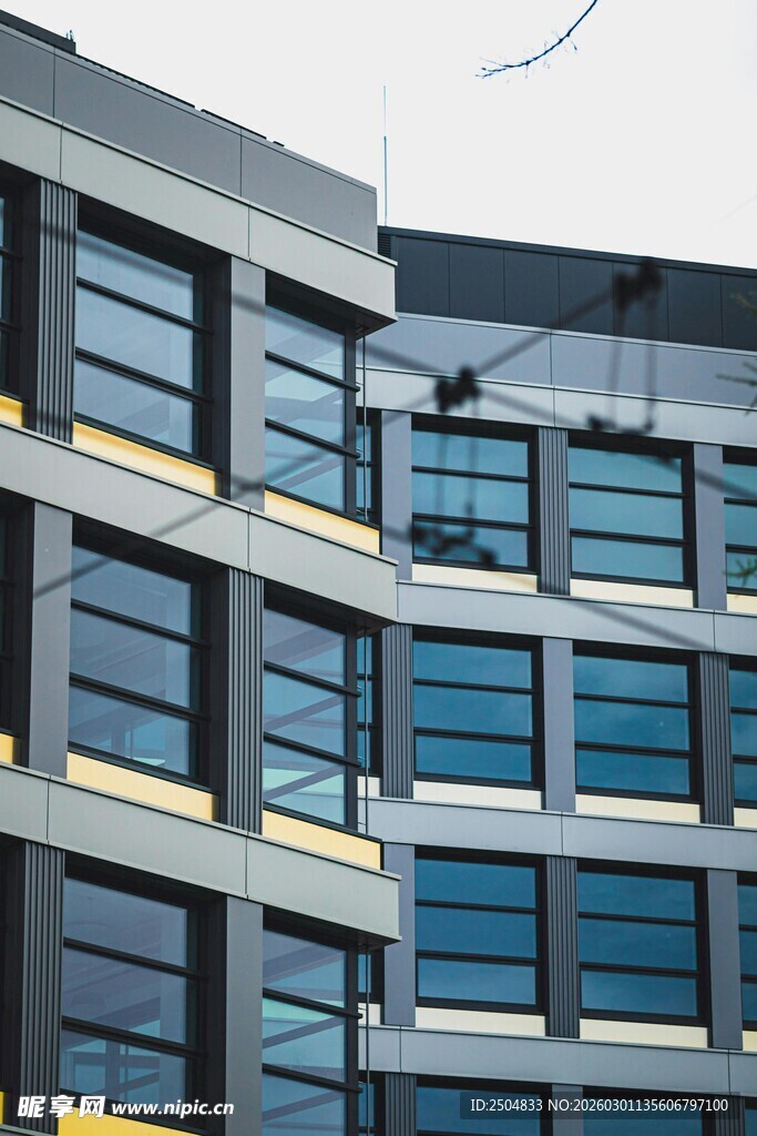 现代风格多层办公楼外观