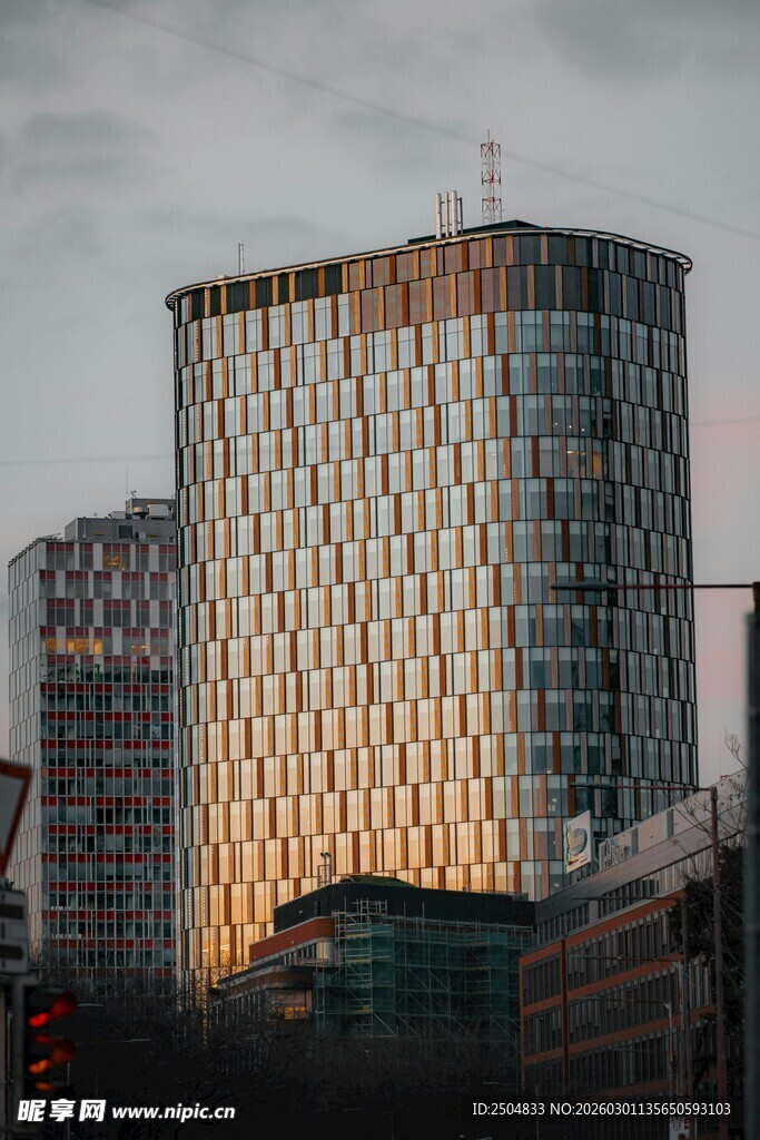 夕阳下的现代独特建筑