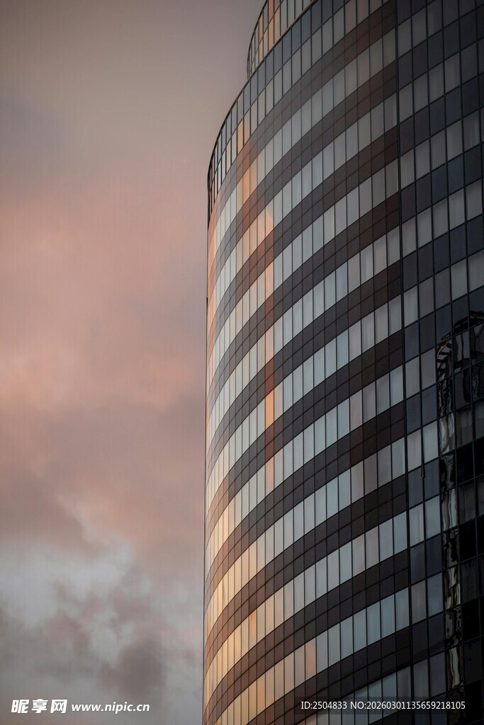 夕阳下的摩天大楼外观