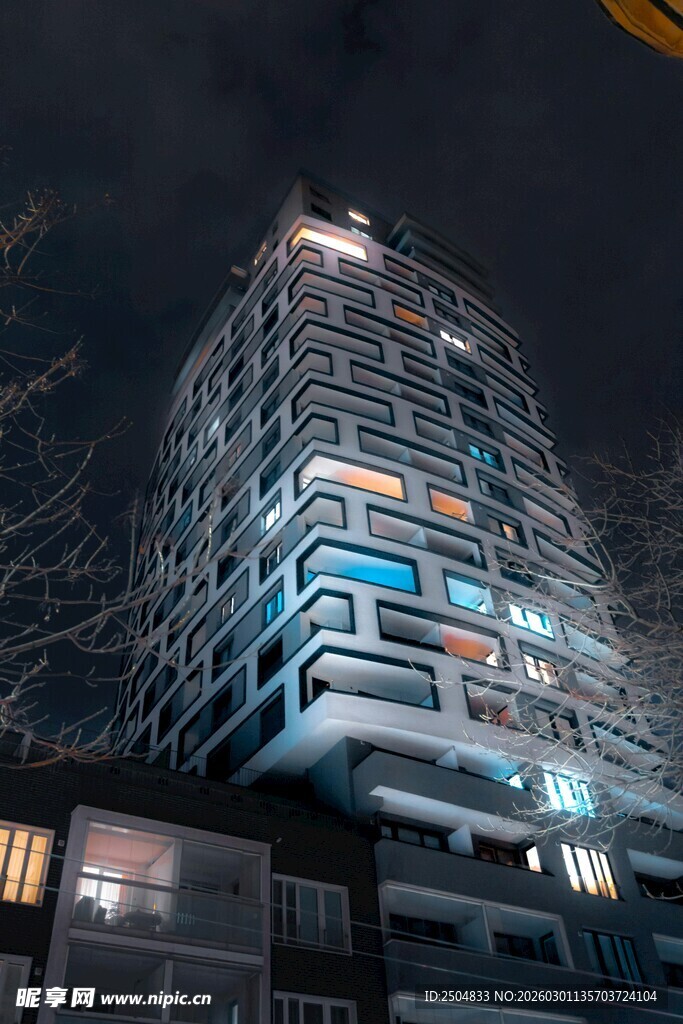 夜晚灯火通明的高层大楼