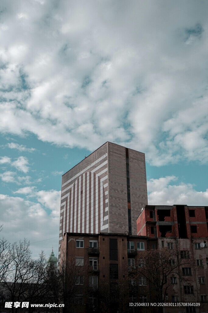 城市高楼与蓝天白云景象