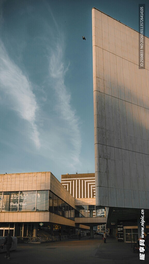 现代建筑外观与天空景致