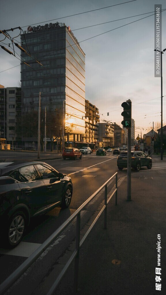 城市道路旁的高楼与车辆