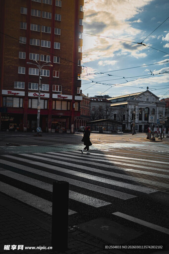 城市街道行人与建筑景观
