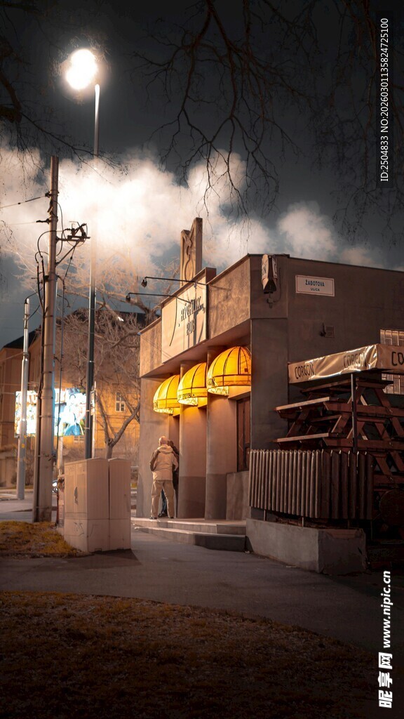 夜晚街边亮灯的店铺