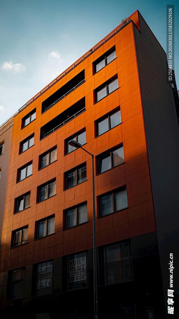 橙红色多层建筑外观