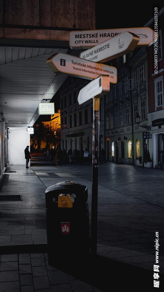 夜晚街道监控摄像头场景