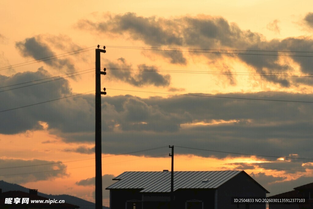 乡村黄昏时的屋舍与晚霞